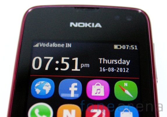 Вверху находится фирменный знак Nokia, за которым следуют датчики освещенности и приближения, что является большим преимуществом
