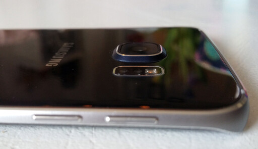 Samsung Galaxy S6 Edge имеет толщину 7 мм, но выглядит тоньше, потому что вы держите только алюминиевую раму